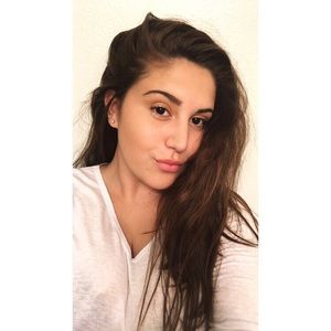 Meet your Posher, Alexia